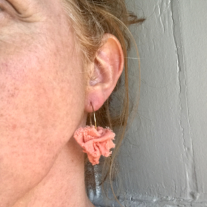 Boucles d'oreilles nuage rose portées PaMa Fabrique