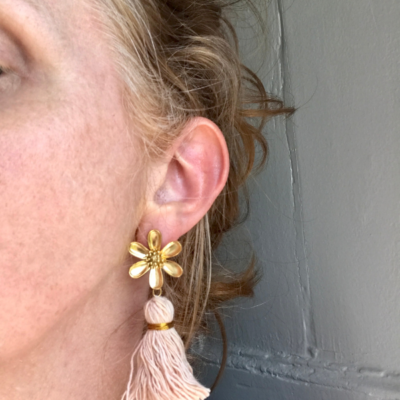 Boucles d'oreilles Flora rose portées PaMa Fabrique