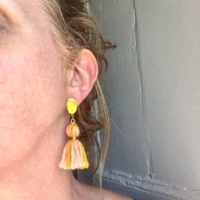 Boucles d'oreilles Lily bicolores portées PaMa Fabrique