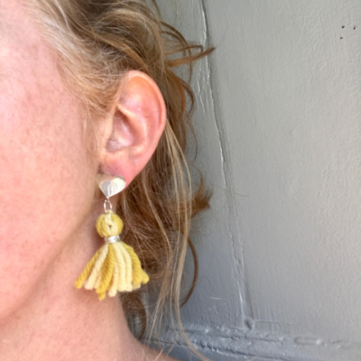 Boucles d'oreilles Lou jaune portées PaMa Fabrique