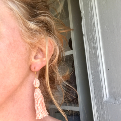 Boucles d'oreilles Orla rose portées PaMa Fabrique